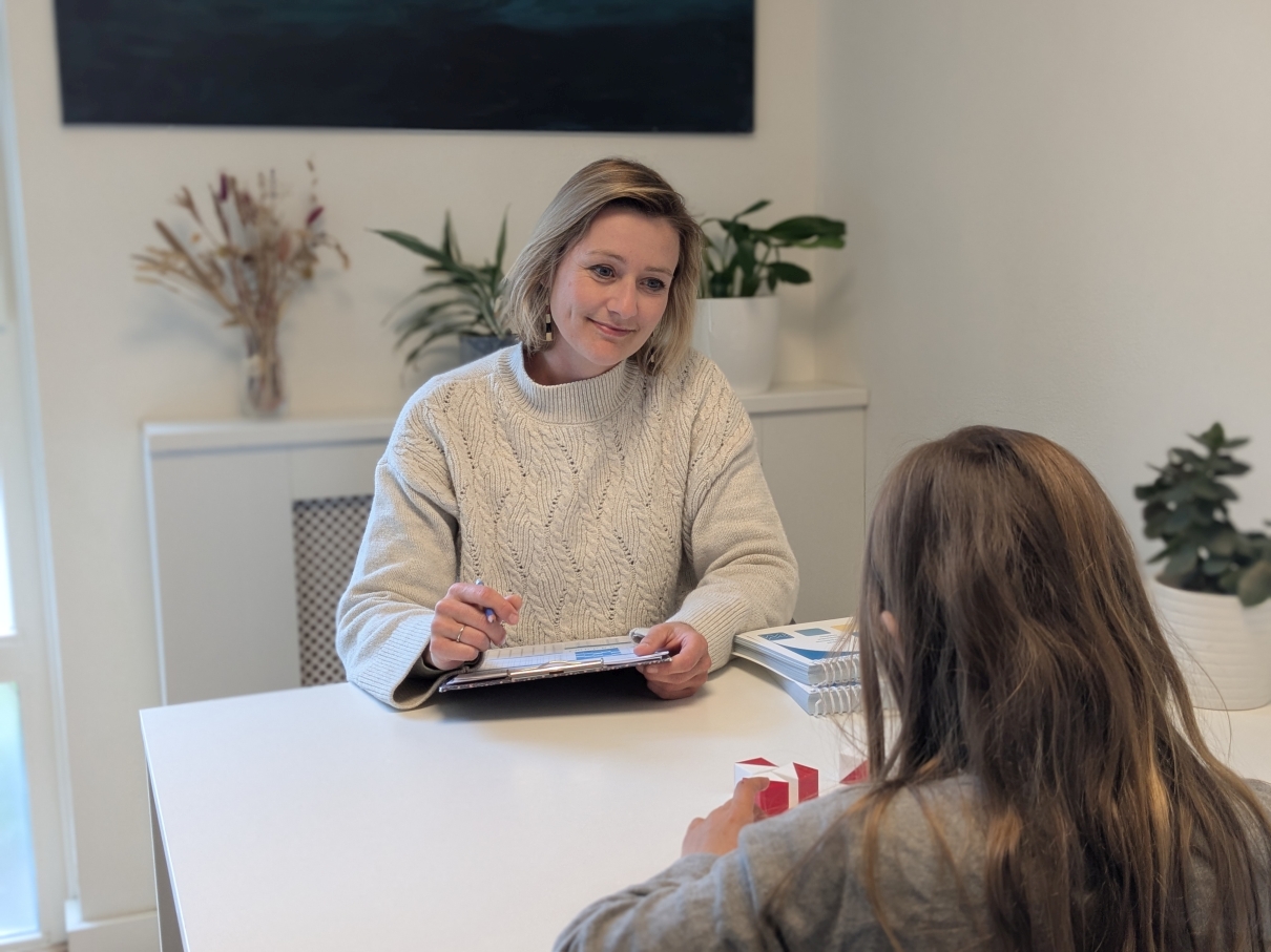 Begeleiding en IQ-test bij kind in de praktijkruimte van Complexis, Den Haag.